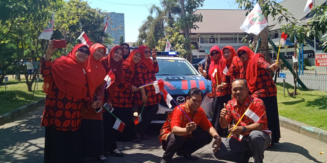 Bapak Ibu Guru SMA Intensif Taruna Pembangunan Surabaya Menyambut kedatangan Bapak Presiden RI